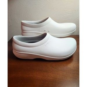 Brand New Crocs Work Nurse Slip Resistant Dual Comfort White W 10 M 8  205073